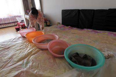 方正楼上漏水，住户失联，小区没物管，业主维权难！律师来支招……